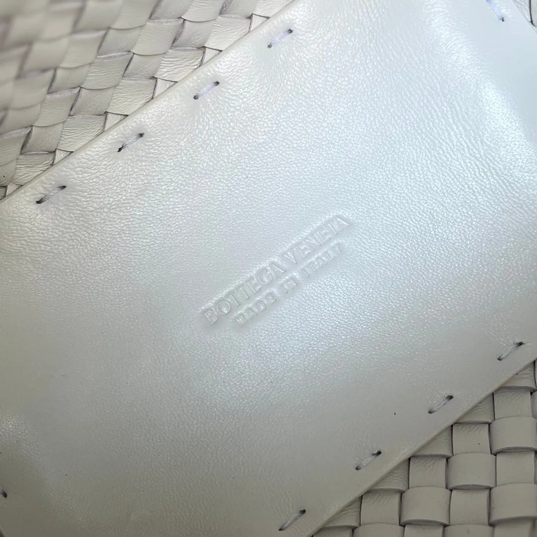 35 BUCKET CABAT LAMBSKIN Bottega Expert advice IN WHITE Fully equipped Veneta