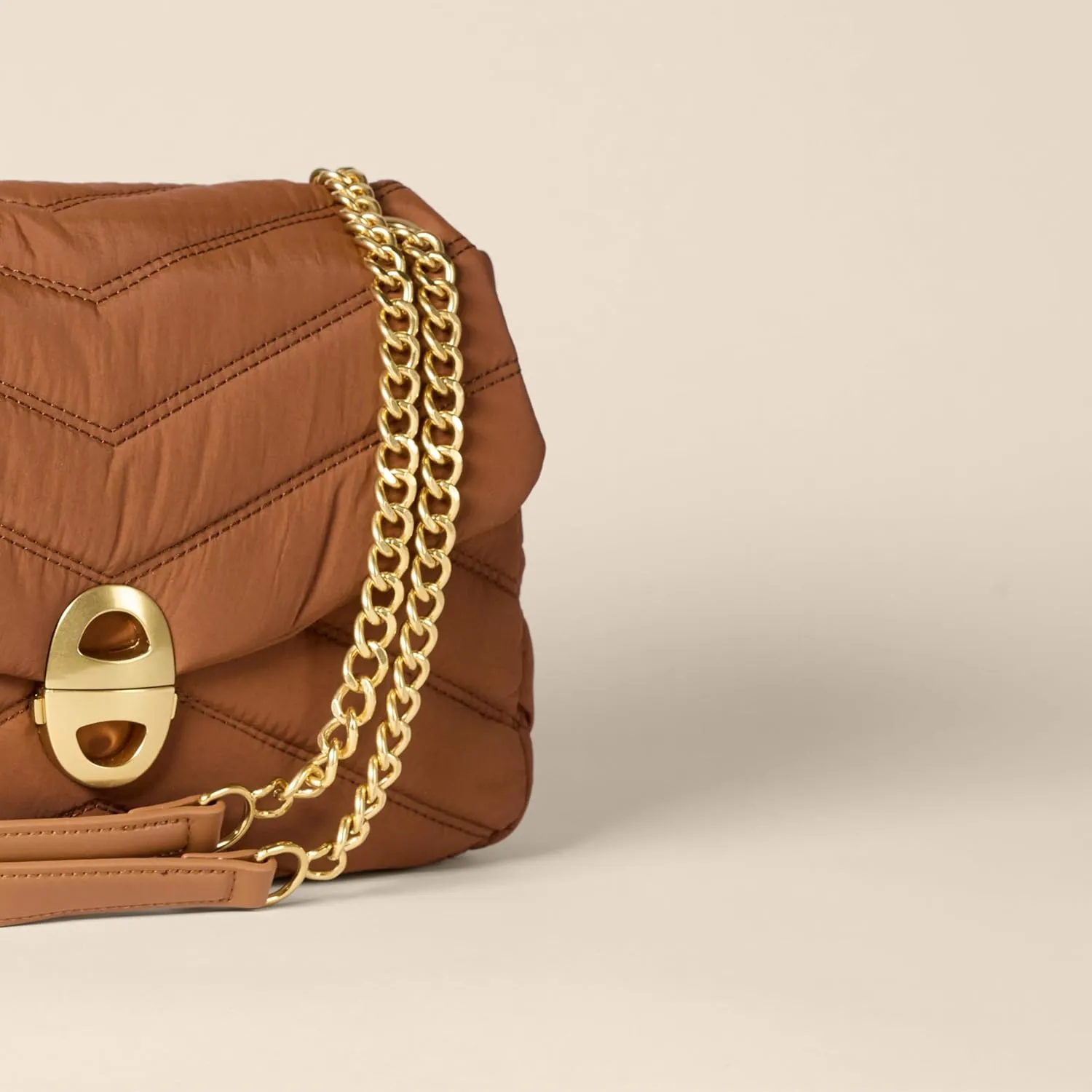 Amazon Essentials Women's Soft Quilted Flap Bag