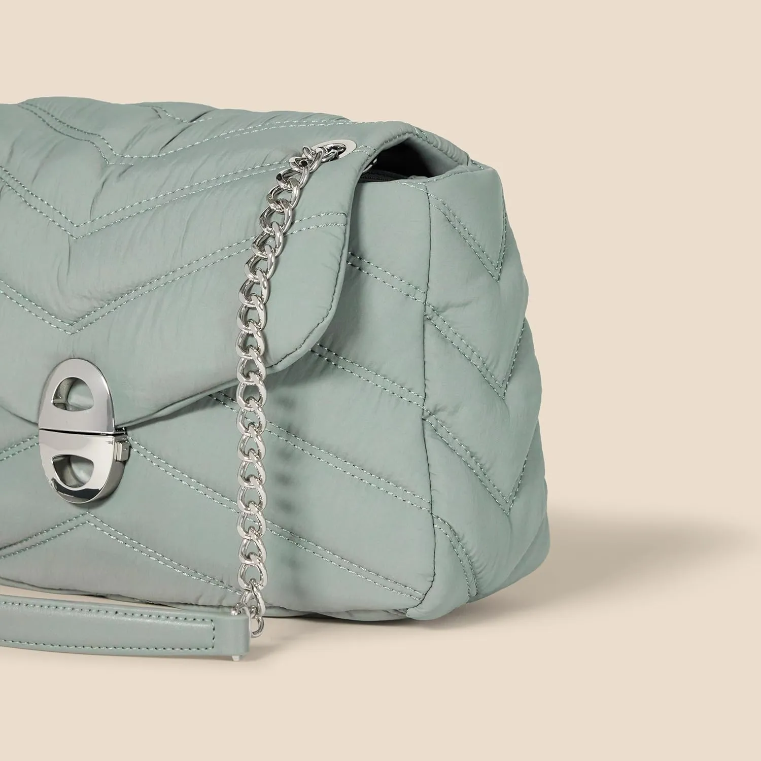 Amazon Essentials Women's Soft Quilted Flap Bag