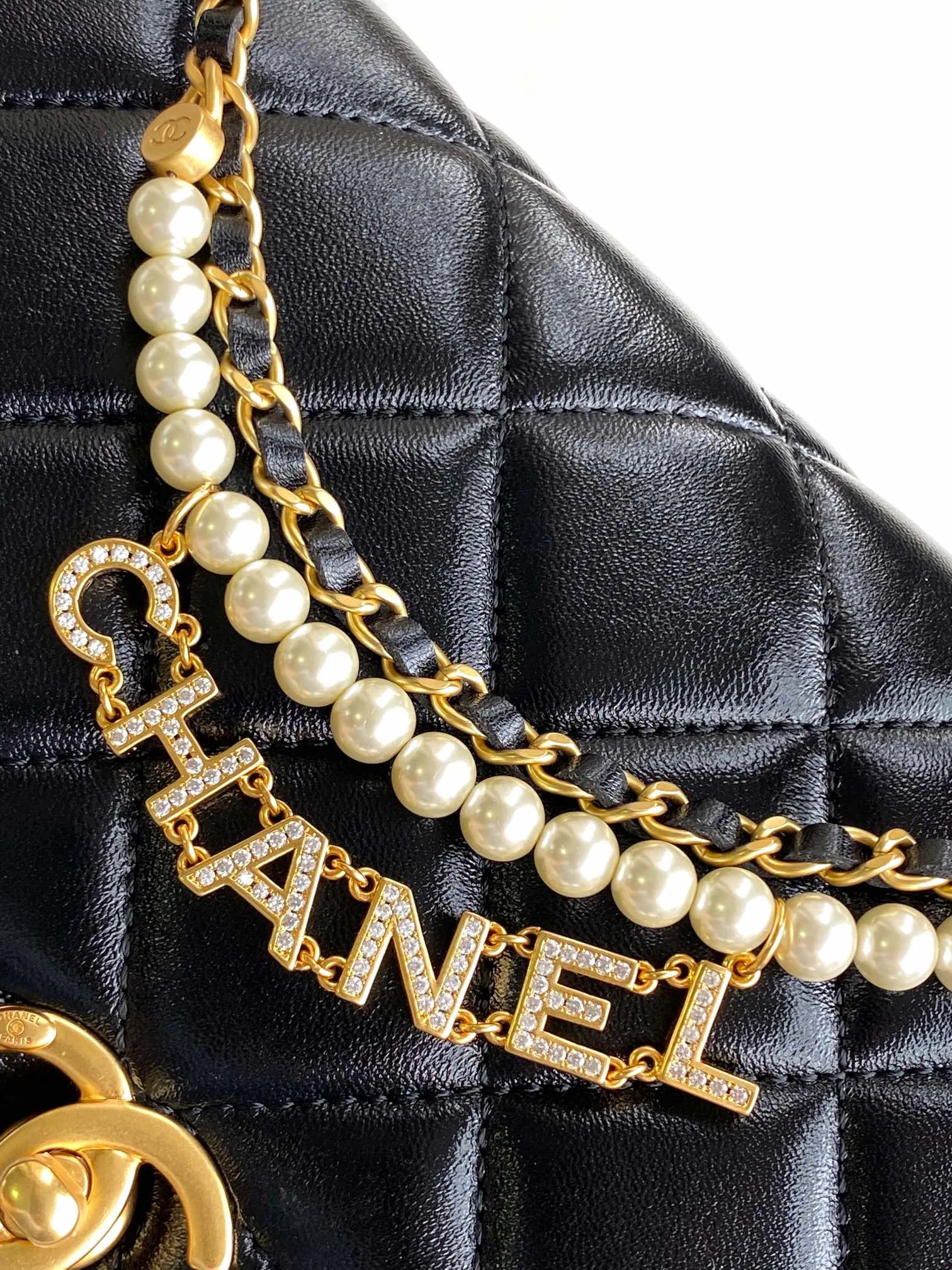 CC MEDIUM 22 FLAP BAG IN BLACK LAMBSKIN GOLD HARDWARE