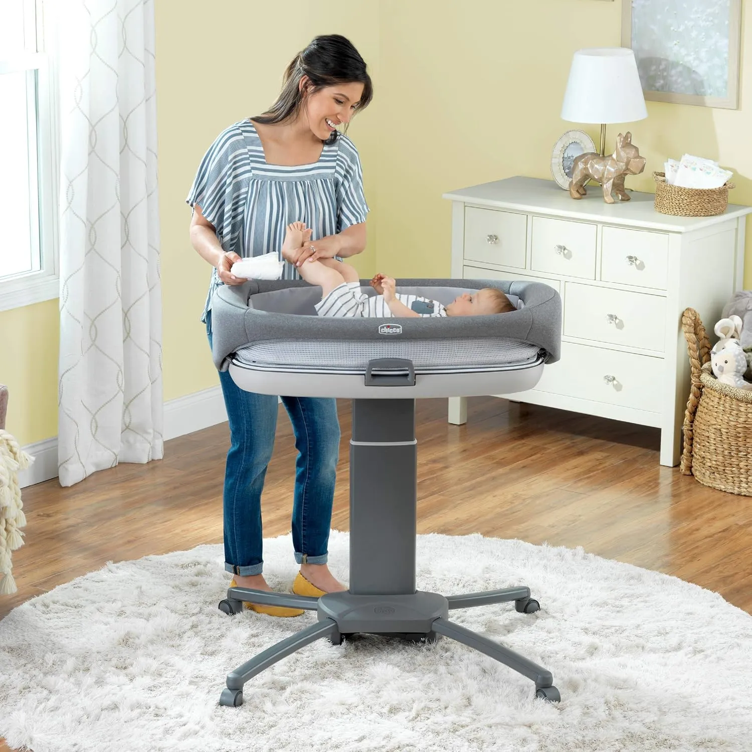 Chicco Close to You 3-in-1 Bedside Bassinet, Portable Newborn Bassinet with Wheels, Adjustable-Height Changing Table | Heather Grey/Grey