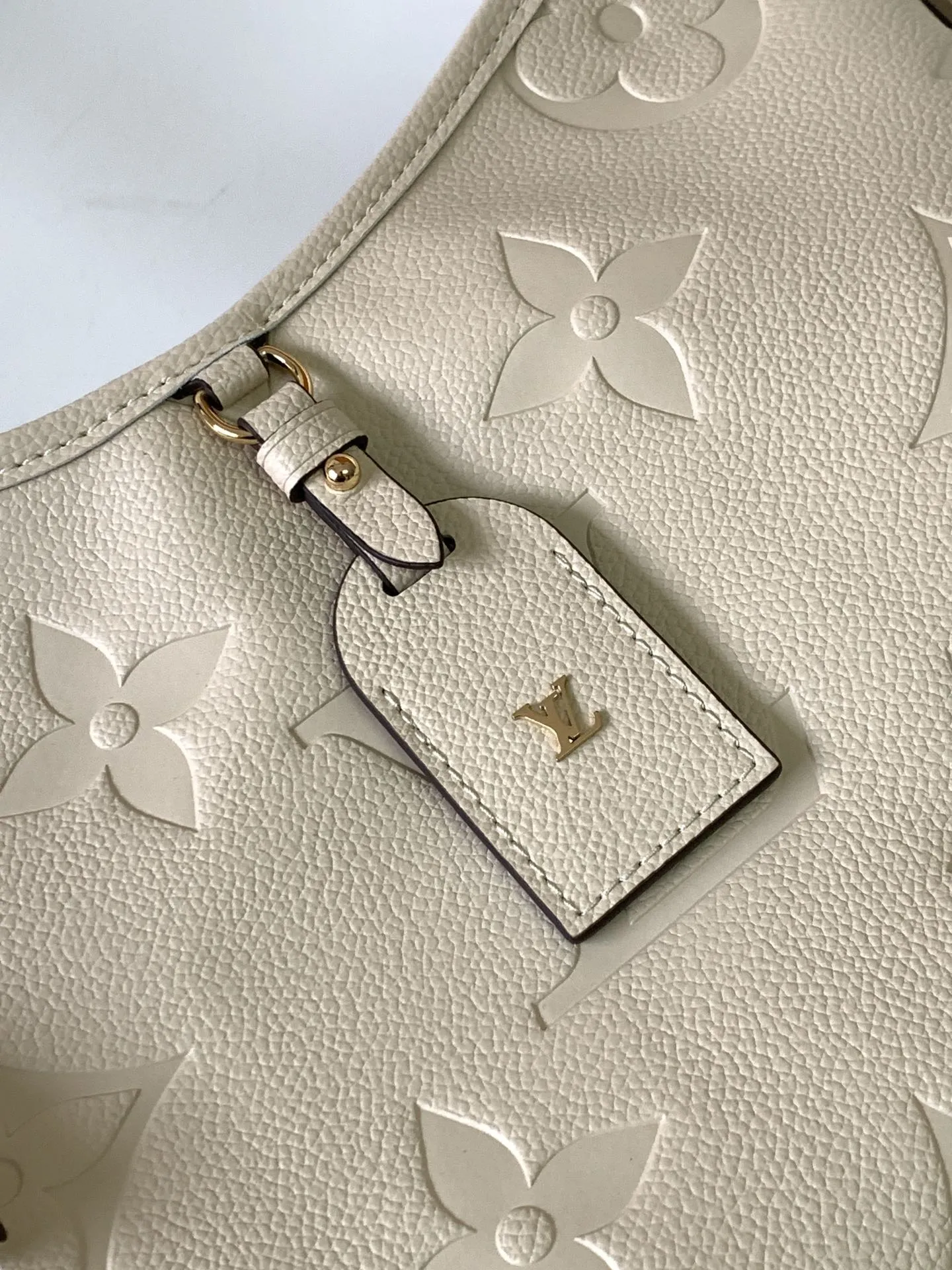 Louis Vuitton Hurry, act fast PM COWHIDE MONOGRAM LEATHER GRAINED Refined WHITE CARRYALL 29