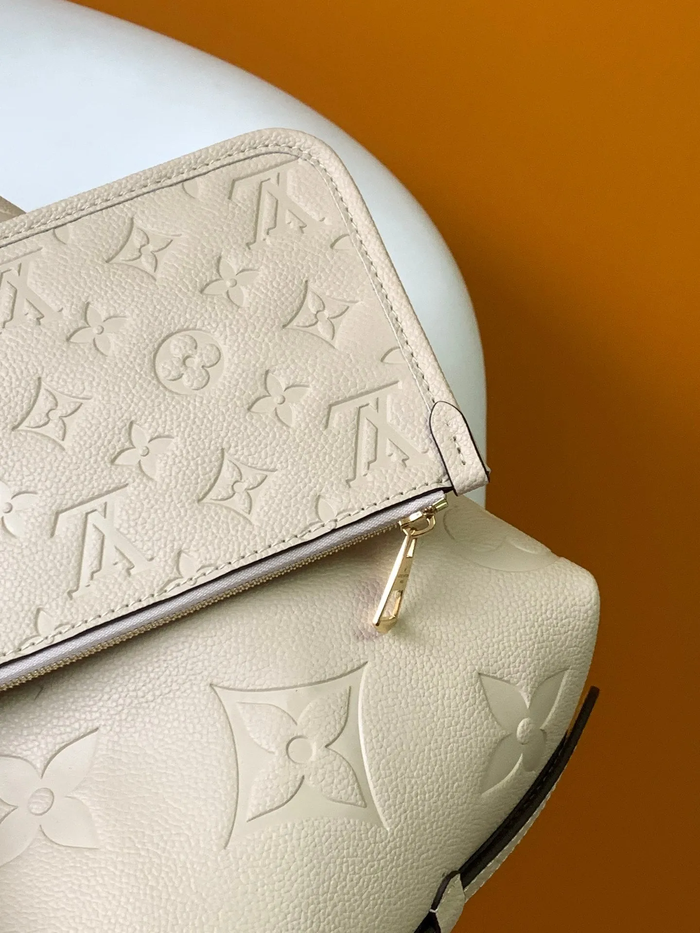 Louis Vuitton Hurry, act fast PM COWHIDE MONOGRAM LEATHER GRAINED Refined WHITE CARRYALL 29