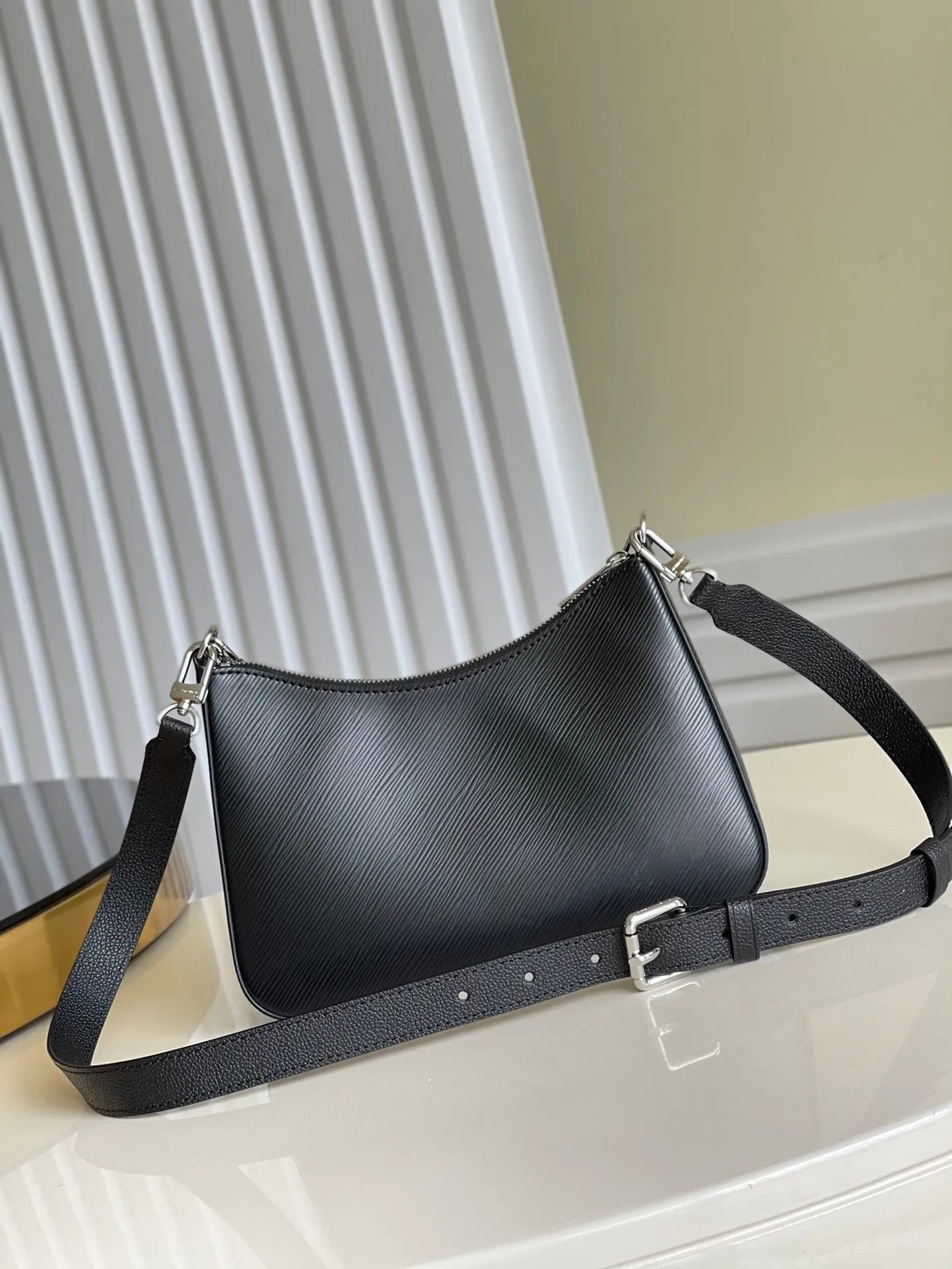MARELLE Get it before it's COWHIDE LEATHER Savings-packed EPI 25 Louis GRAINED BLACK Vuitton