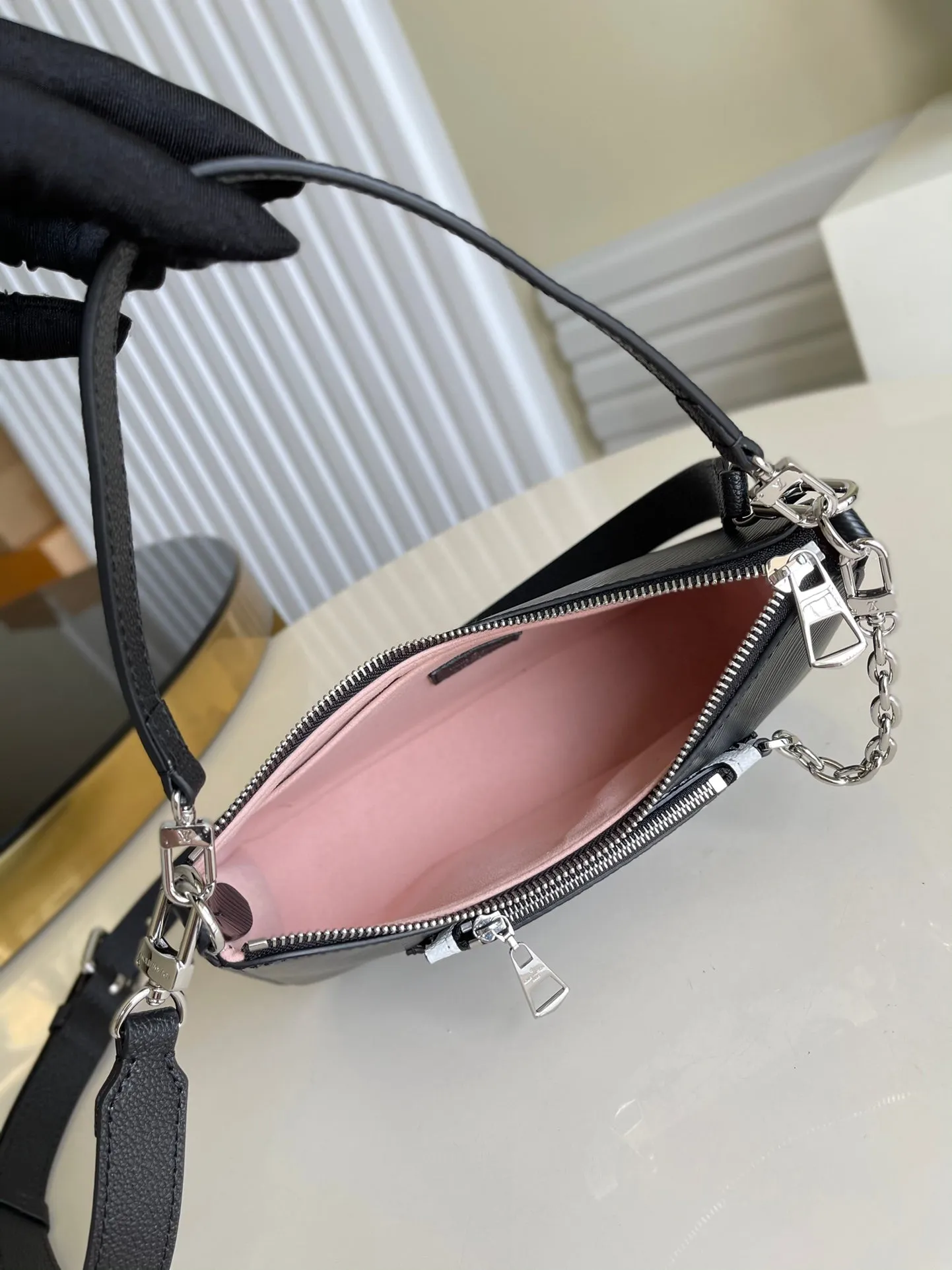 MARELLE Get it before it's COWHIDE LEATHER Savings-packed EPI 25 Louis GRAINED BLACK Vuitton