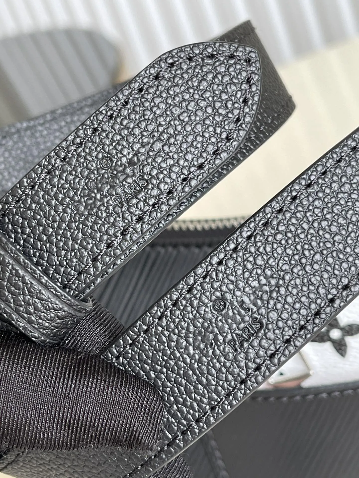 MARELLE Get it before it's COWHIDE LEATHER Savings-packed EPI 25 Louis GRAINED BLACK Vuitton