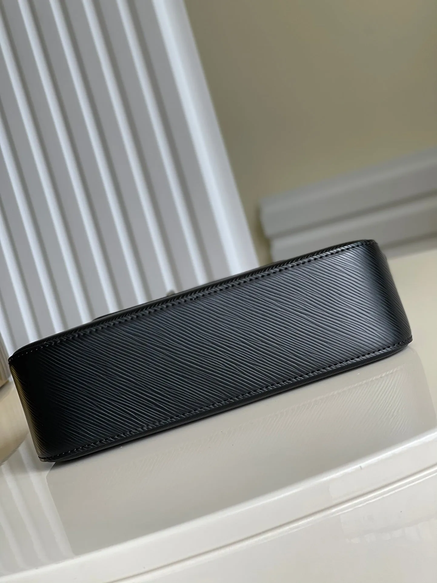 MARELLE Get it before it's COWHIDE LEATHER Savings-packed EPI 25 Louis GRAINED BLACK Vuitton