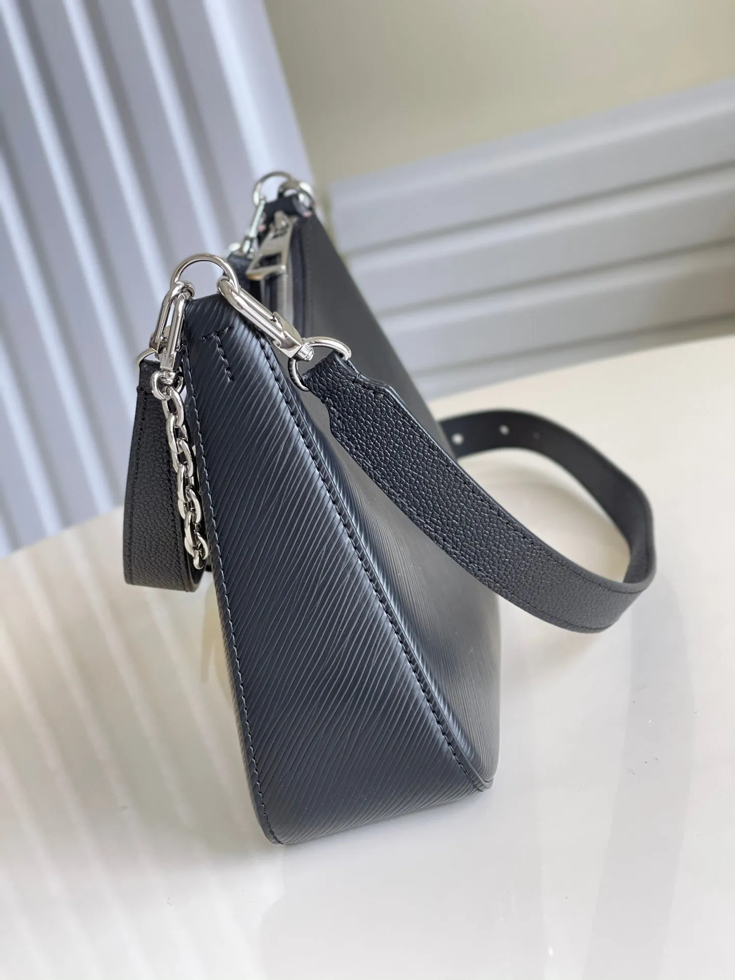 MARELLE Get it before it's COWHIDE LEATHER Savings-packed EPI 25 Louis GRAINED BLACK Vuitton