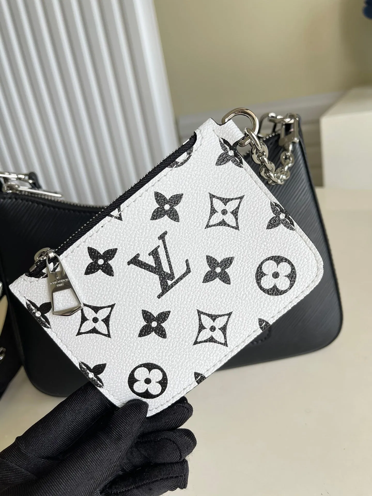 MARELLE Get it before it's COWHIDE LEATHER Savings-packed EPI 25 Louis GRAINED BLACK Vuitton
