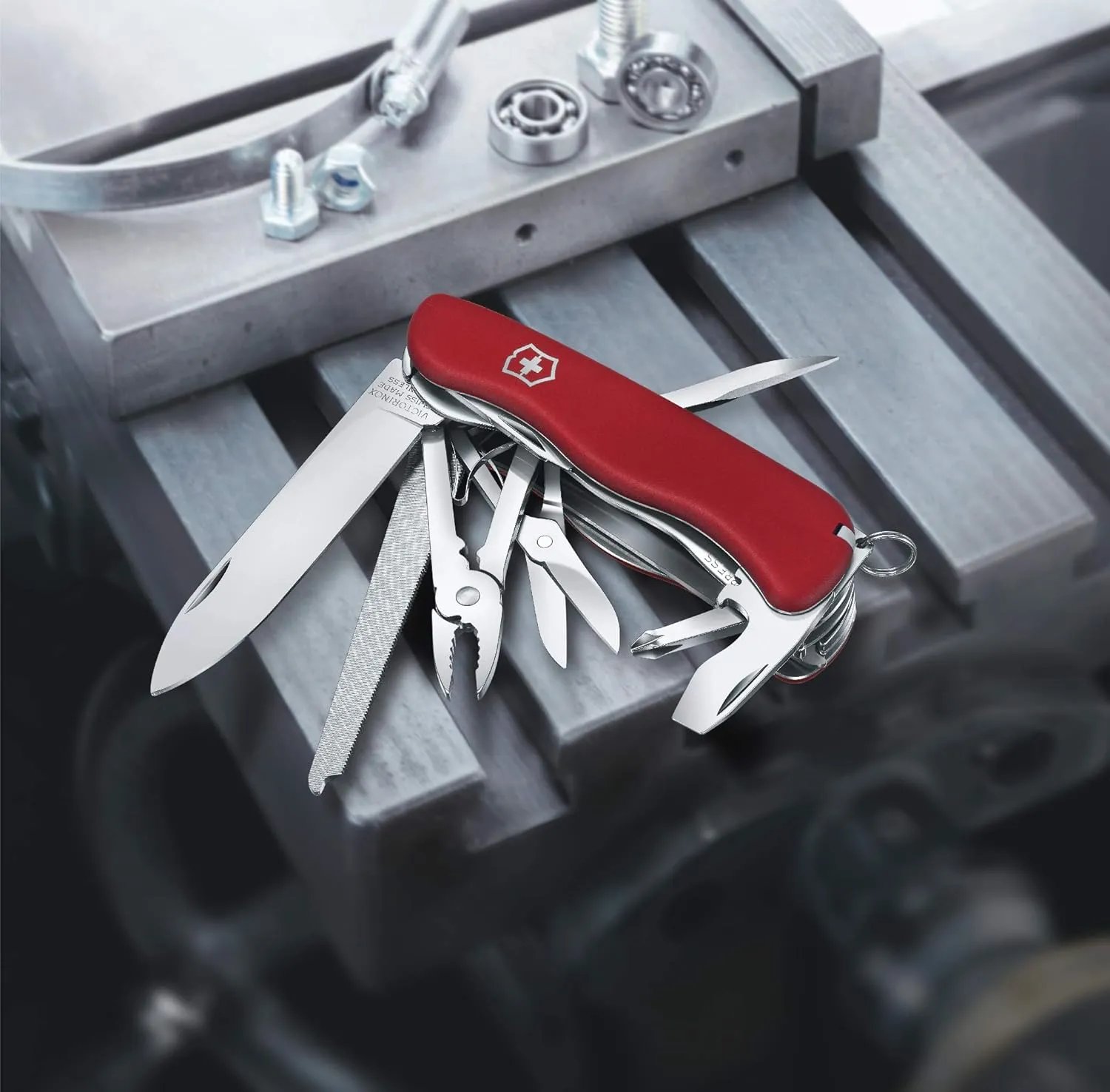 Victorinox Work Champ Swiss Army Knife, 21 Function Swiss Made Pocket Knife with Large Blade, Pliers, 4 Screwdrivers and Wood Saw - Red