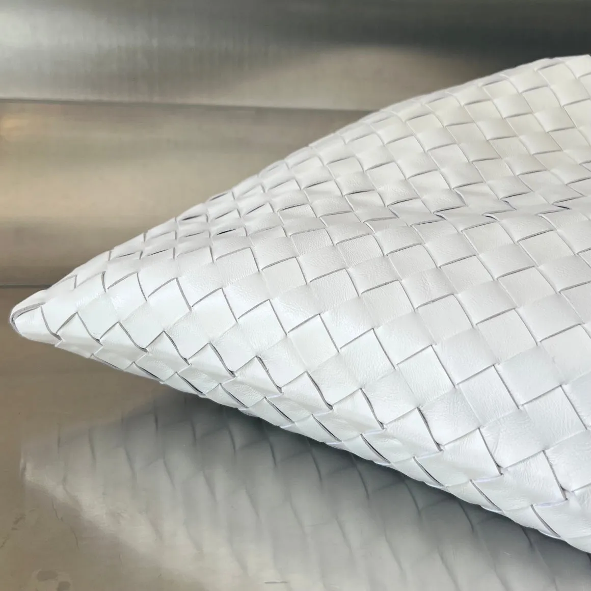 WHITE Veneta LAMBSKIN 54 IN Bottega LARGE Innovative HOP Reliable