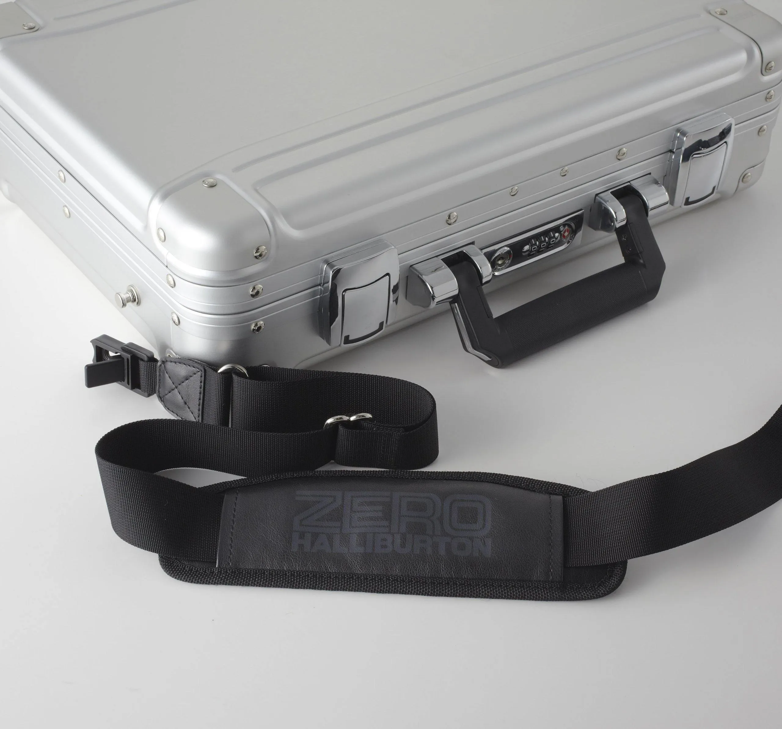 ZERO Halliburton Double Rib Small Geo Aluminum Attache